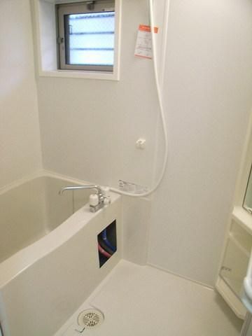 バス・シャワールーム　追い焚き機能完備　窓完備のバスルーム