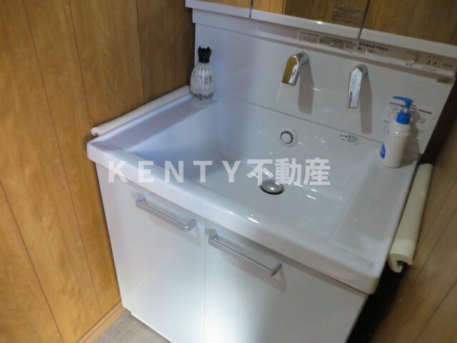 洗面設備　明るい洗面所です