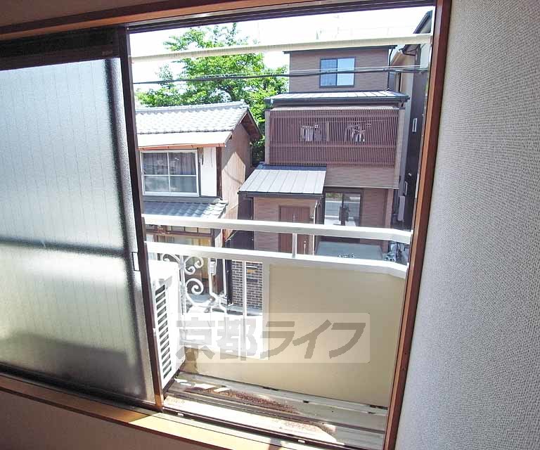 バルコニー　室外機置場の幅の窓が有ります。