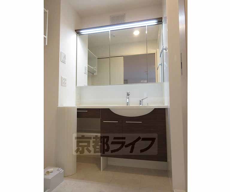 洗面設備　洗面台広々！