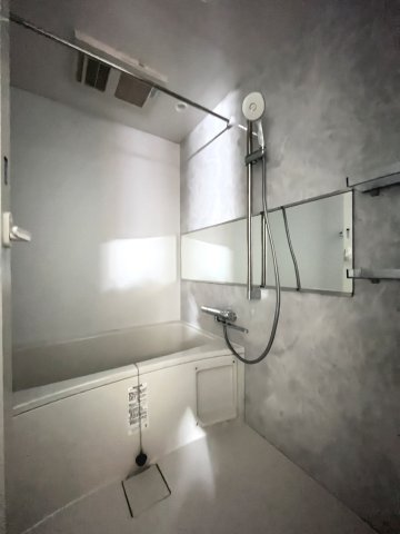 バス・シャワールーム　建築中の写真です。