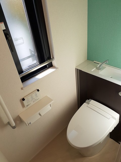 トイレ　温水洗浄便座付き♪