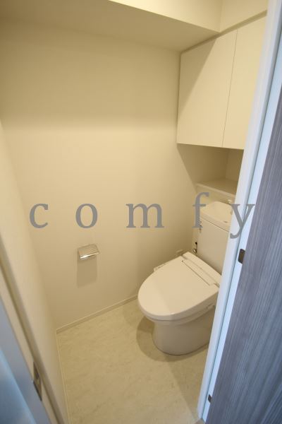 トイレ　ウォシュレット・上部には棚もあり便利です