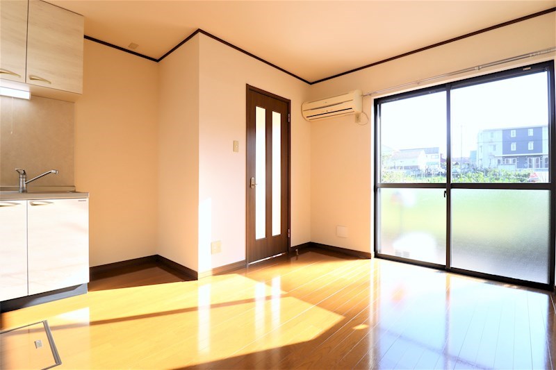 居室・リビング　日当たりのいいリビングはエアコン完備。