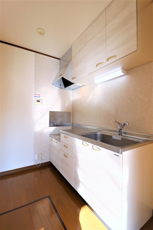 キッチン　キッチンは吊戸棚と床下収納で、収納量も抜群です。