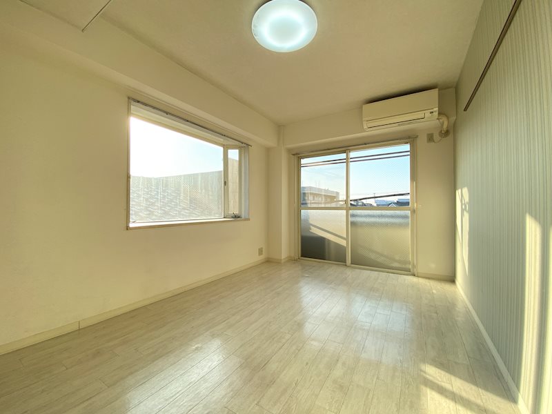 居室・リビング　洋室6帖 2面採光の明るいお部屋　※照明は撤去済