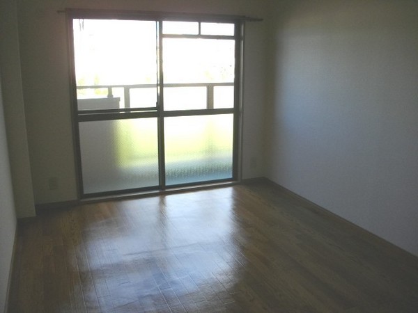 居室・リビング　床色が落ち着いた色合いで綺麗です♪