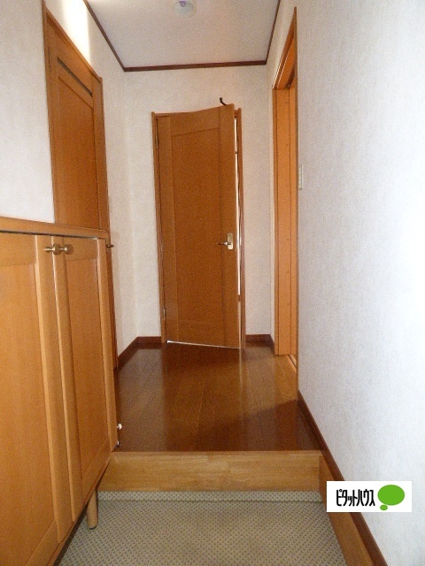 玄関　他のお部屋のお写真です
