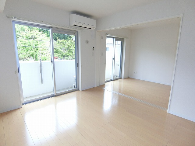 その他部屋・スペース　洋室からリビングへ