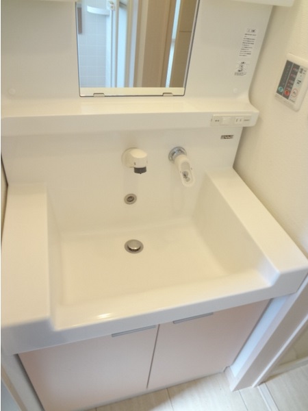洗面設備　独立洗面化粧台です