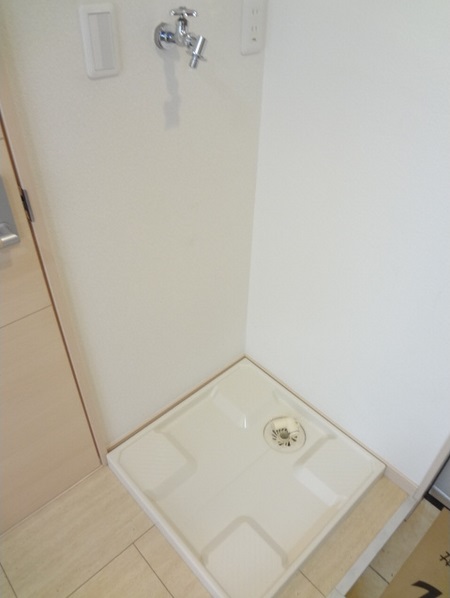 その他設備　防水パン付きの室内洗濯機置き場です