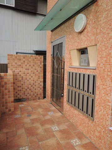 エントランス　明るい雰囲気のエントランススペースです