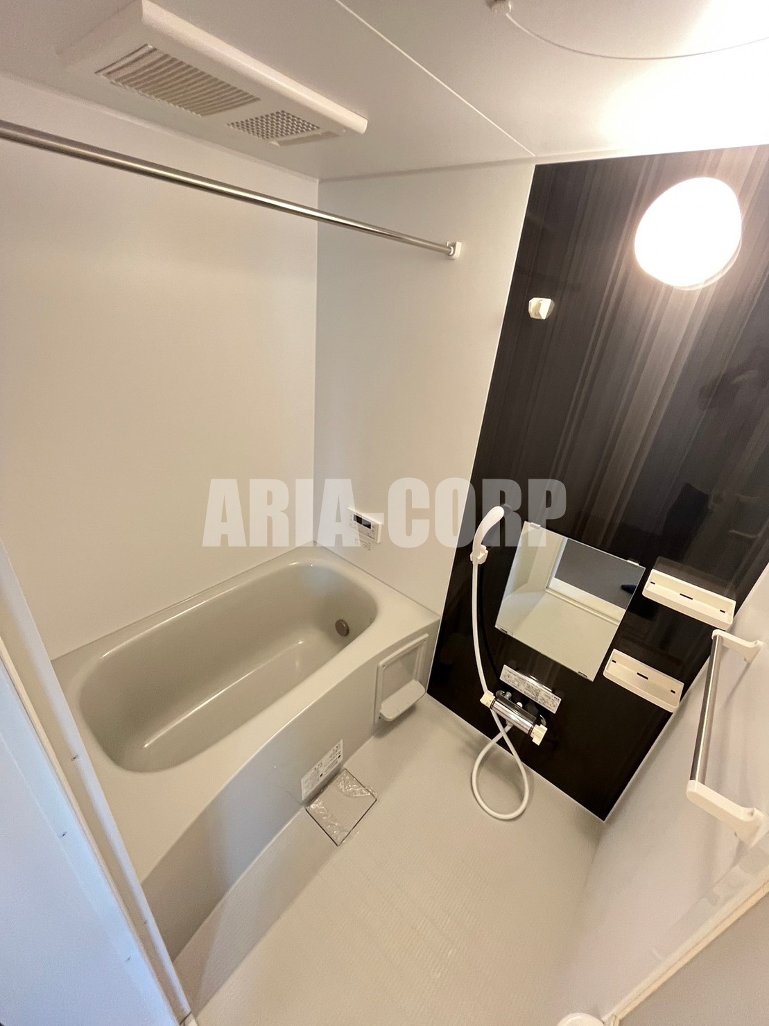 バス・シャワールーム　追い焚き浴室乾燥付。カラーパネル採用でお洒落なバスルーム。