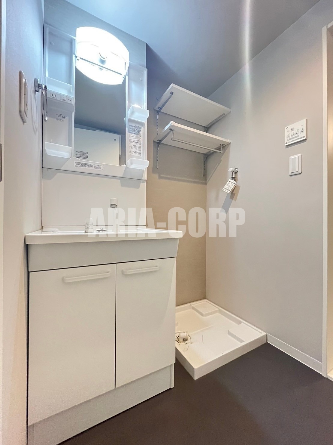 洗面設備　シャンプードレッサー付きの独立洗面台！収納豊富な洗面所♪