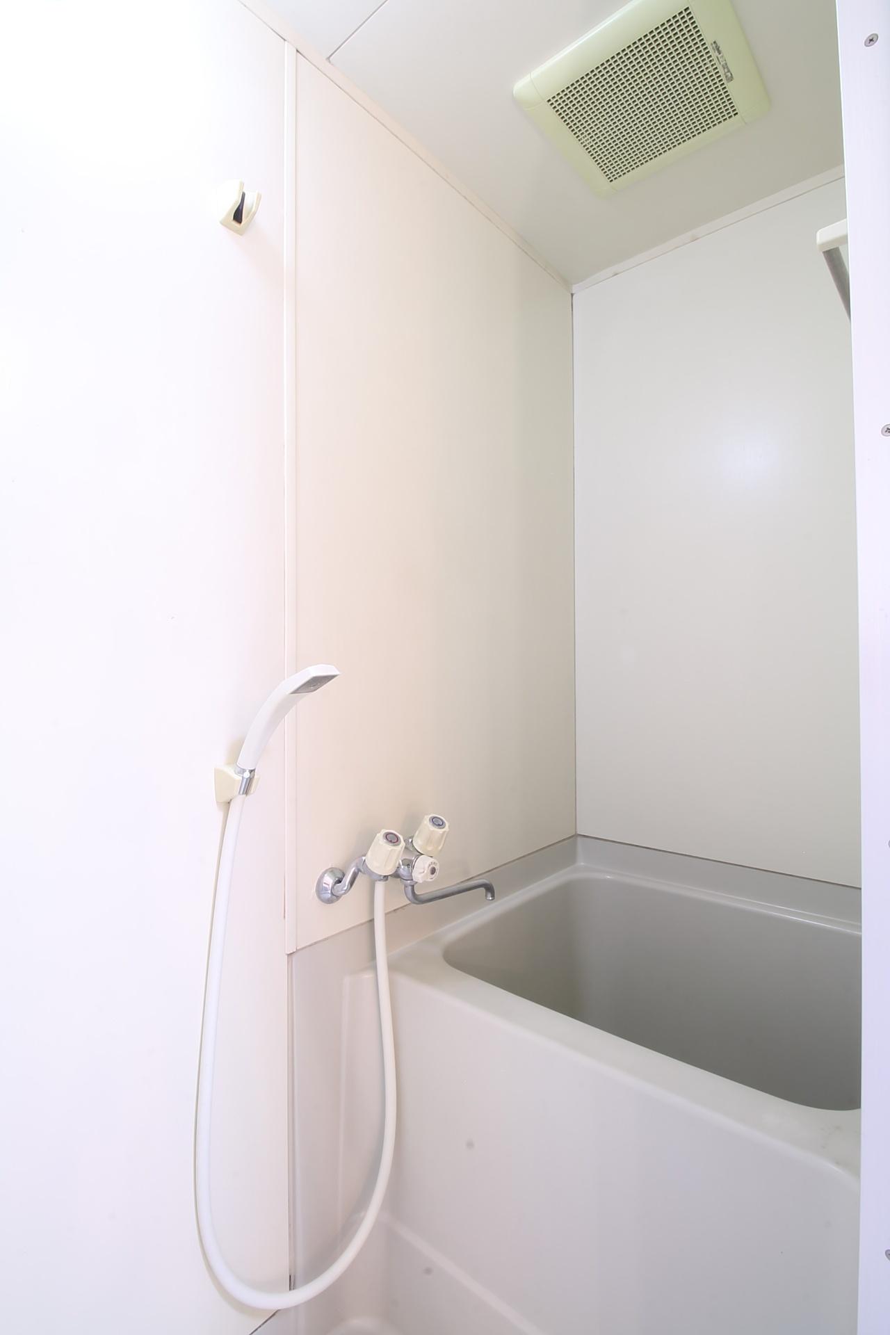 バス・シャワールーム　節水を意識しながら湯船につかれる大きすぎない浴槽