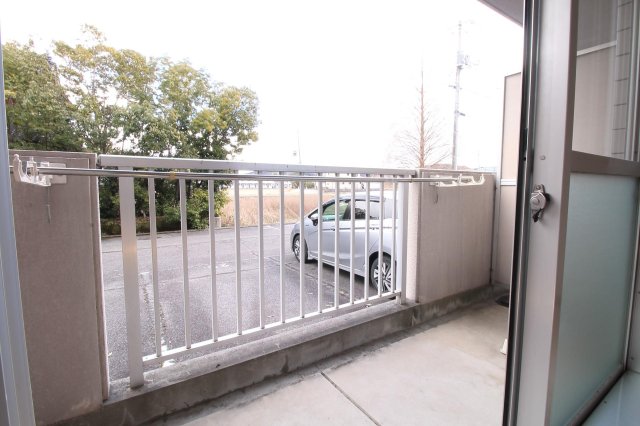 バルコニー　陽当りが良く洗濯物も乾きやすい
