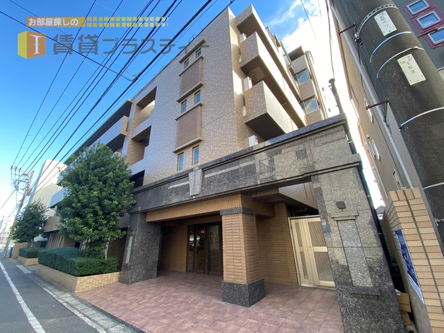 建物外観　重厚感のあるエレベーター付きマンション。