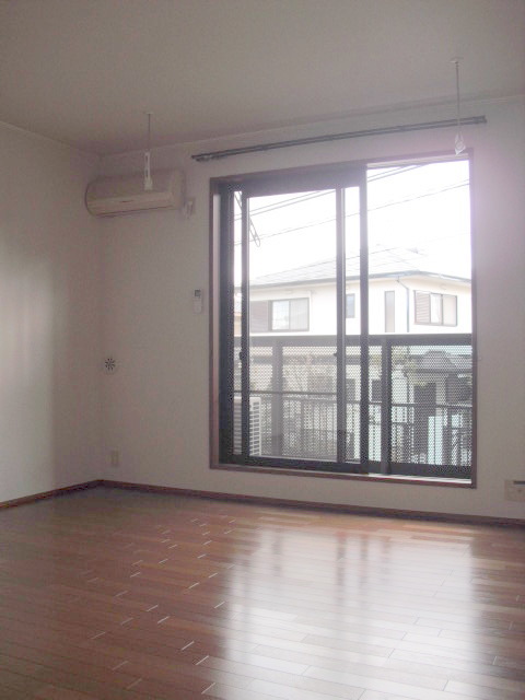 居室・リビング　明るい日差しが注ぎ込む洋室