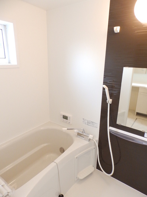 バス・シャワールーム　浴室（サーモスタッド水栓・窓有）
