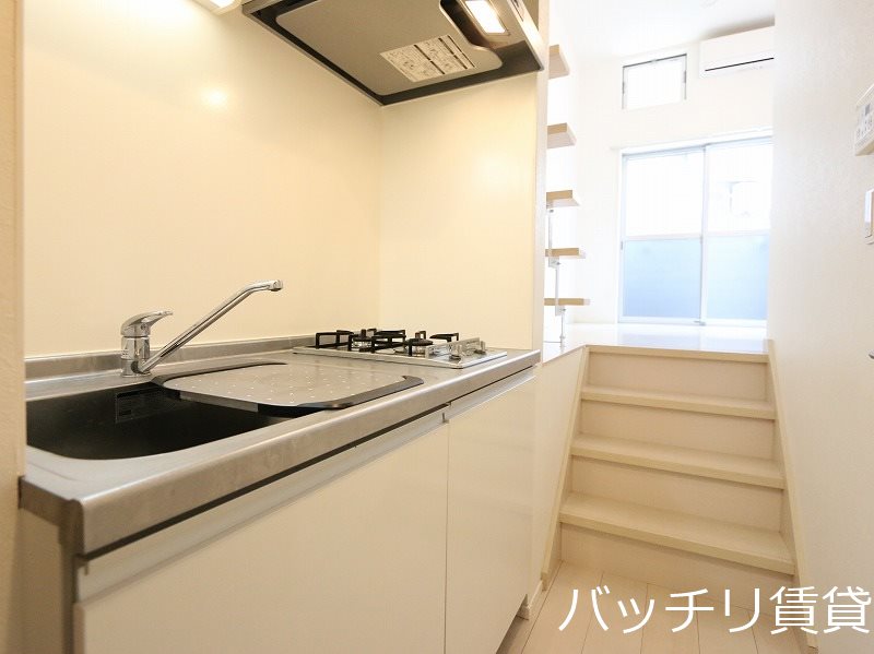 キッチン　別号室写真の為現況を優先致します。