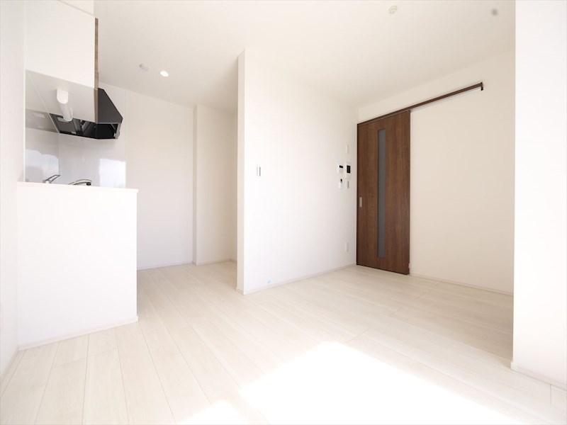 居室・リビング　ＬＤＫ8.9帖　システムキッチン　エアコン完備　同仕様写真