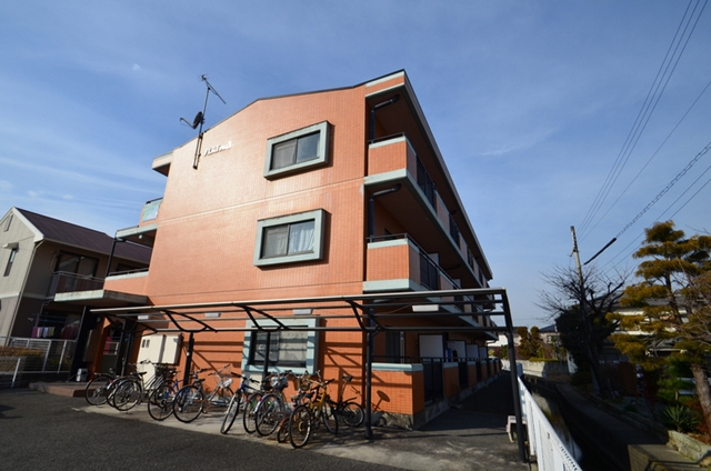 建物外観　コンビニ、スーパー近く買い物便利です！