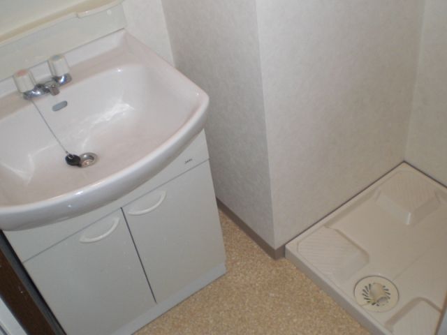 洗面設備　室内洗濯機置き場です。