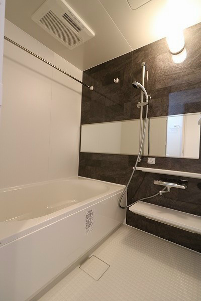 バス・シャワールーム　浴室は追焚機能、浴室乾燥機付です。
