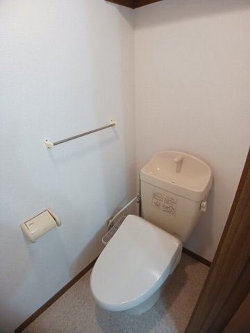 トイレ　落ち着いた色調のトイレです