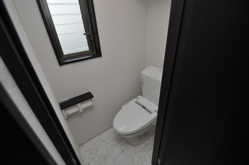 トイレ　落ち着いた色調のトイレです