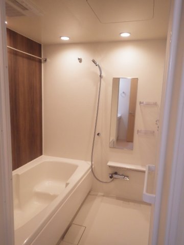 バス・シャワールーム　コンパクトで使いやすいお風呂です