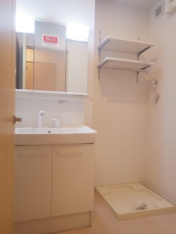 洗面設備　ゆったりとスペースのある洗面所