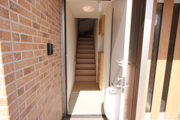 玄関　入ってすぐに内階段あります