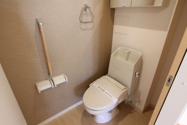 その他　温水シャワー付きトイレです