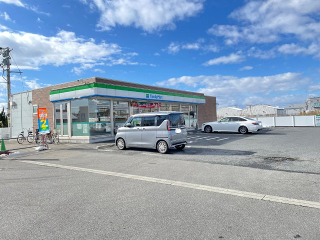 コンビニ　ファミリーマート小牧入鹿出新田店（コンビニ）まで483m