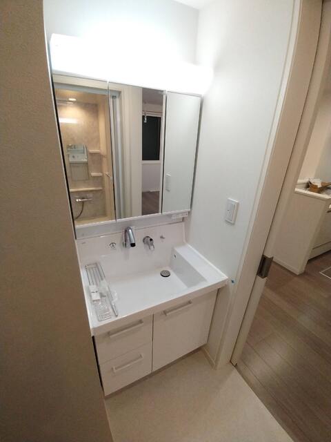 洗面設備　建築中の写真となります。