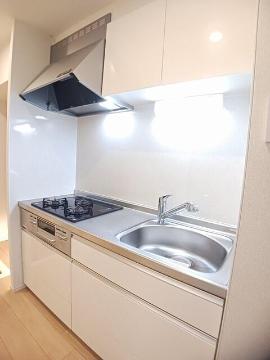 キッチン　ガスコンロとグリル付システムキッチン