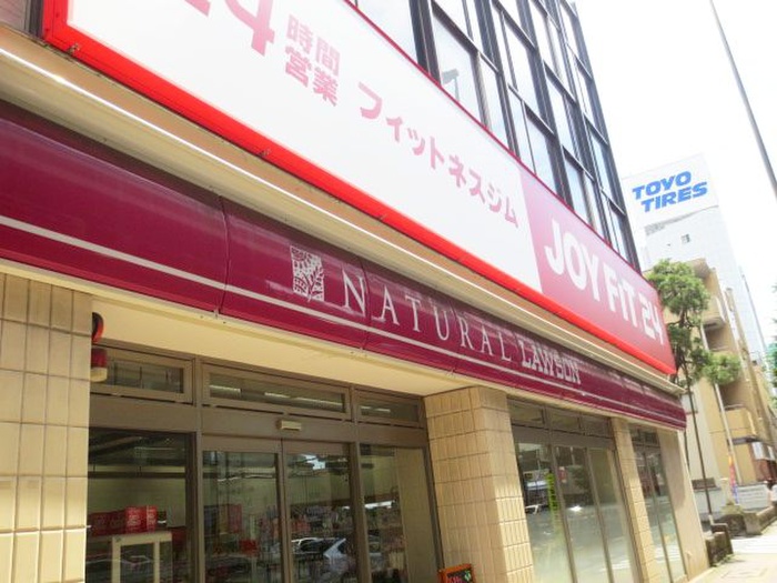 コンビニ　ナチュラルローソン上馬三丁目店（コンビニ）まで24m