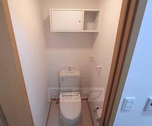 トイレ　ちょっとした収納付き。