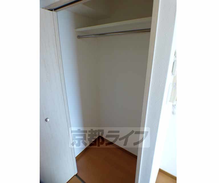 収納　天井高で奥行のあるクローゼットです。