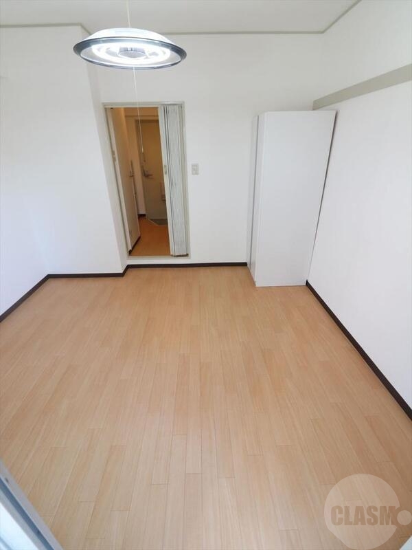 居室・リビング　６．５帖の洋室です