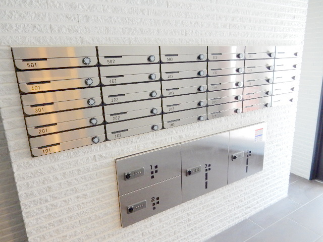 エントランス　宅配ボックス付きです♪