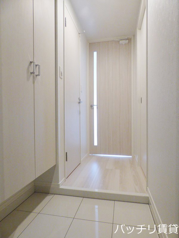 玄関　別号室写真の為現況を優先致します。