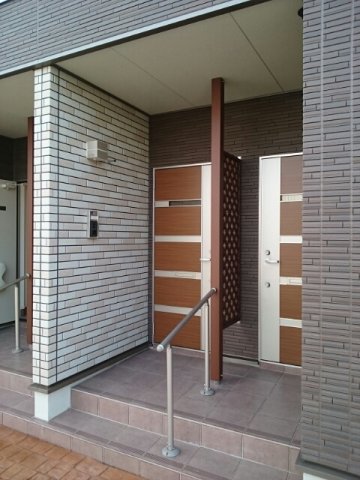 エントランス　落ち着いたエントランスです