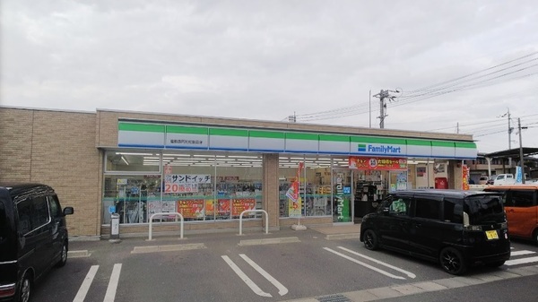 コンビニ　ファミリーマート倉敷西阿知町新田店（コンビニ）まで579m
