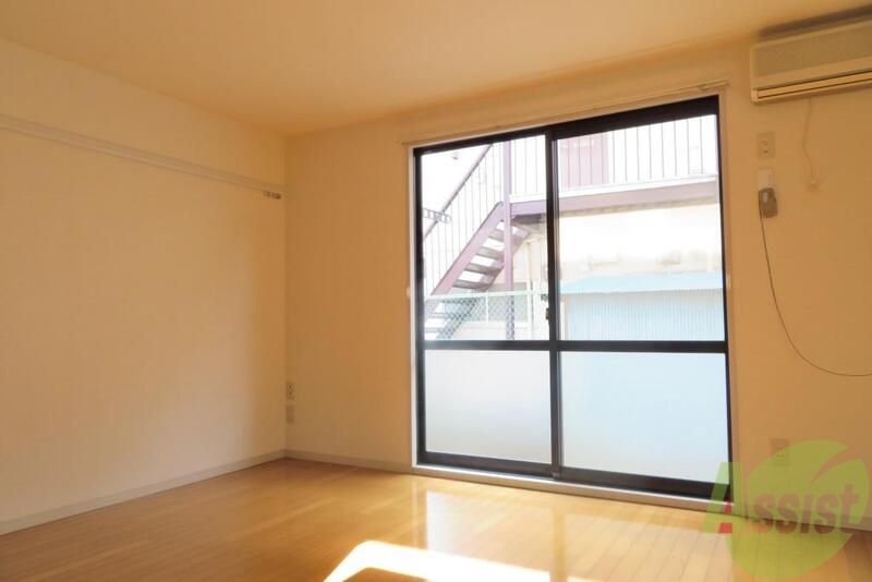 居室・リビング　大きな窓から入る日差しが暖かいお部屋です。