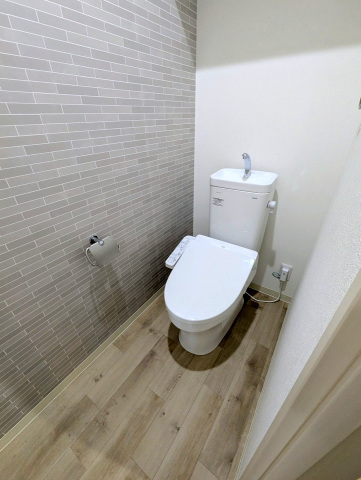 トイレ　同メーカー同仕様：温水洗浄暖房便座付き