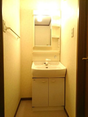 洗面設備　明るい洗面所です