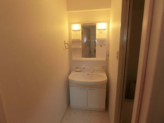 洗面設備　別部屋参考写真です