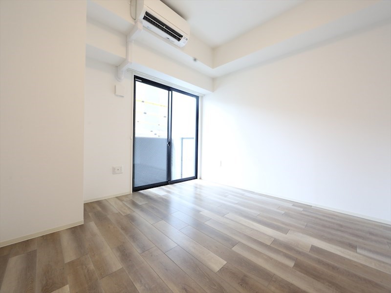 居室・リビング　洋室7.7帖　エアコン完備　クローゼット付　バルコニー